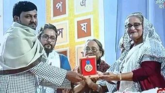 সুমনসহ ১৬ জনের হাতে বাংলা একাডেমি পুরস্কার তুলে দিলেন প্রধানমন্ত্রী