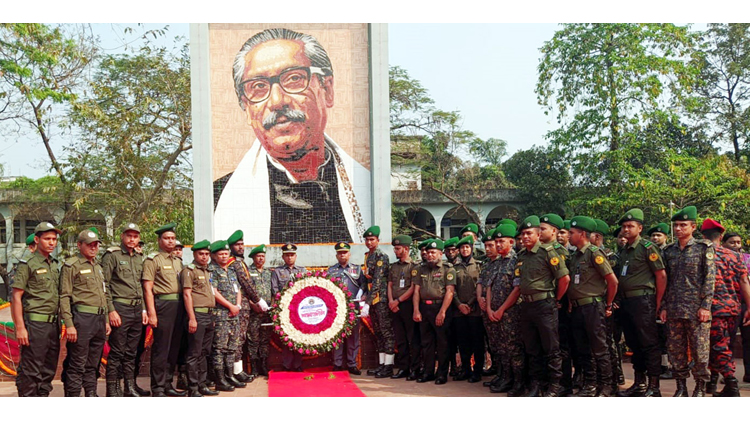 বঙ্গবন্ধুর জন্মবার্ষিকীতে আনসার বাহিনীর শ্রদ্ধাঞ্জলী অর্পণ