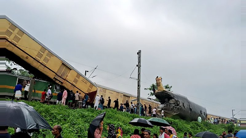 ভারতের পশ্চিমবঙ্গ রাজ্যে যাত্রীবাহী ট্রেন ও পণ্যবাহী ট্রেনের সংঘর্ষে নিহতের সংখ্যা বেড়ে ১৫ জনের চেয়েবেশি