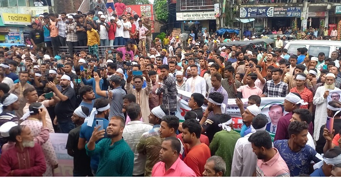 ব্যারিস্টার সুমনকে হত্যার হুমকির প্রতিবাদে বিক্ষোভ